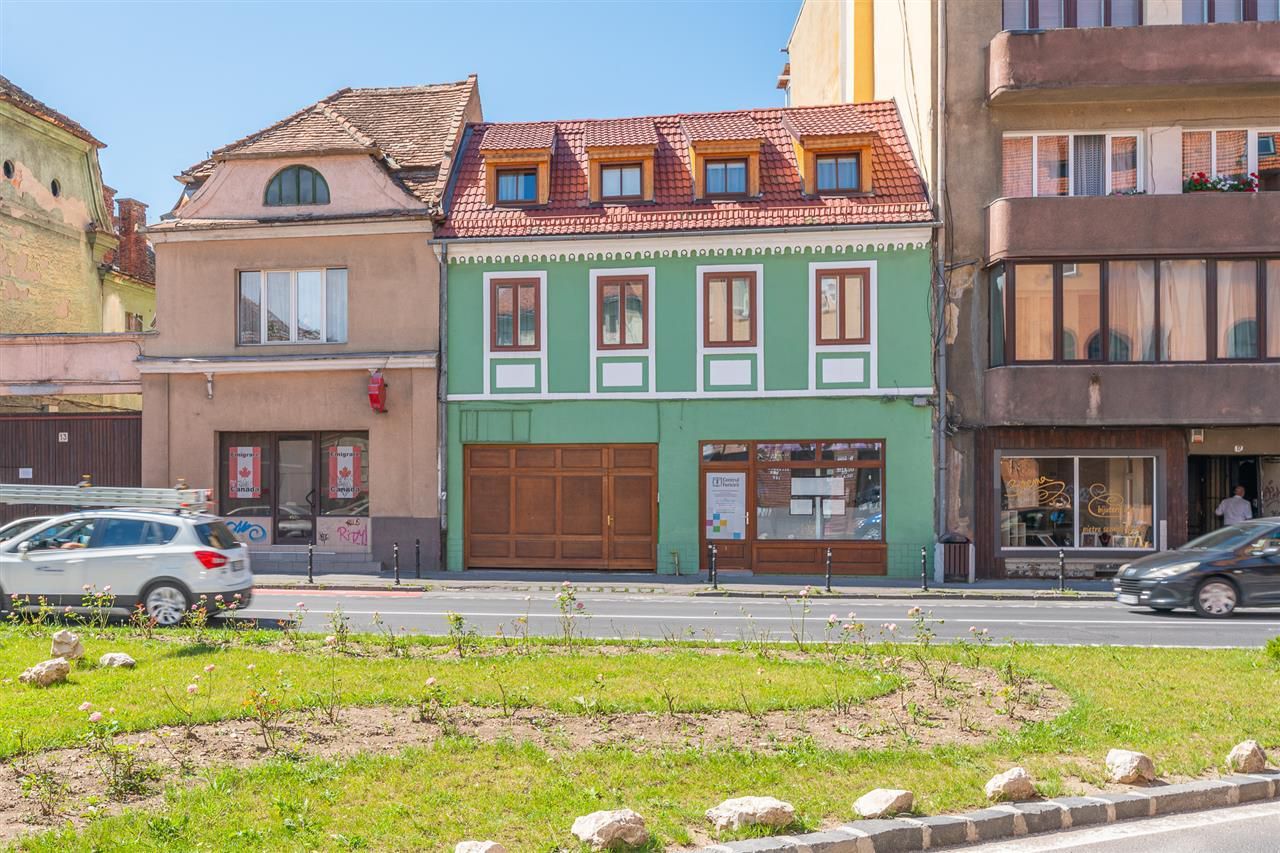 Casa cu spatiu comercial si 9 camere in zona istorica a Brasovului - Poză 2