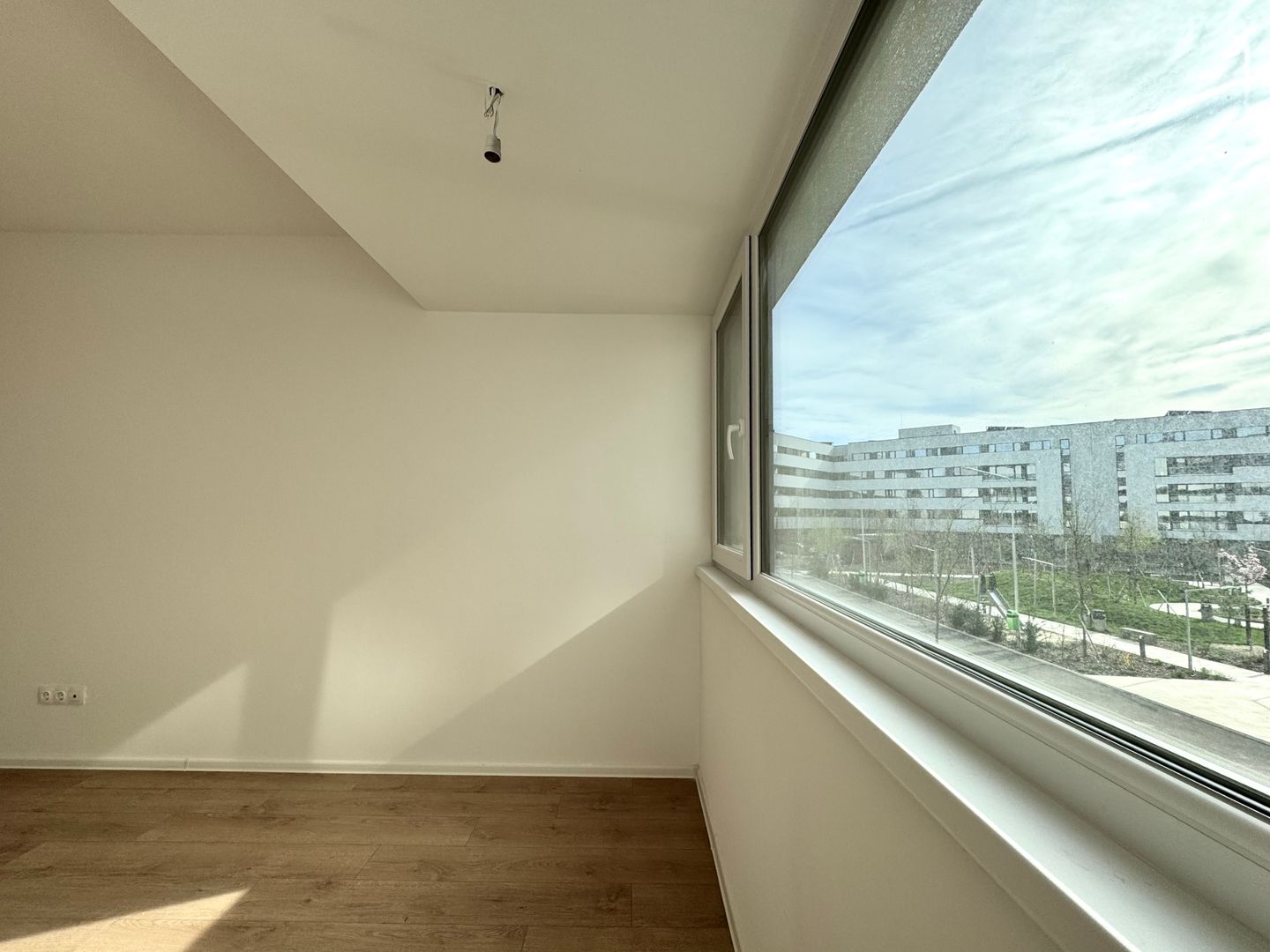 3 camere. Dormitor matrimonial cu baie en-suite. 83 mp Utili. - Poză 9