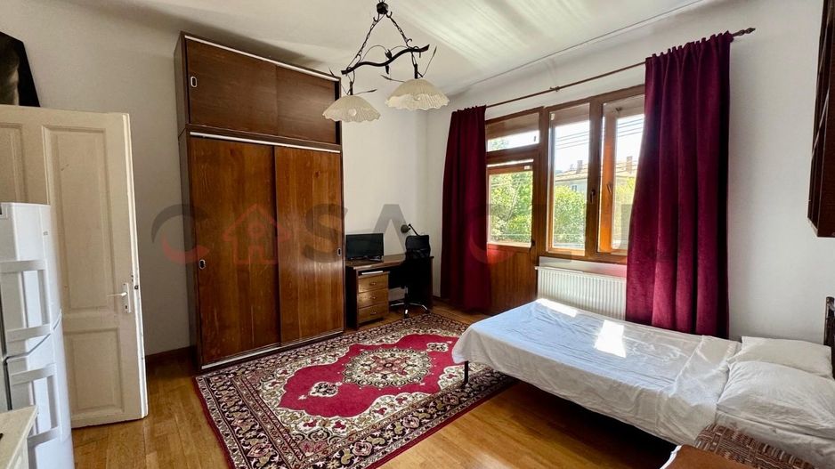 Apartament în vilă, zonă centrală, parcare - Poză 2
