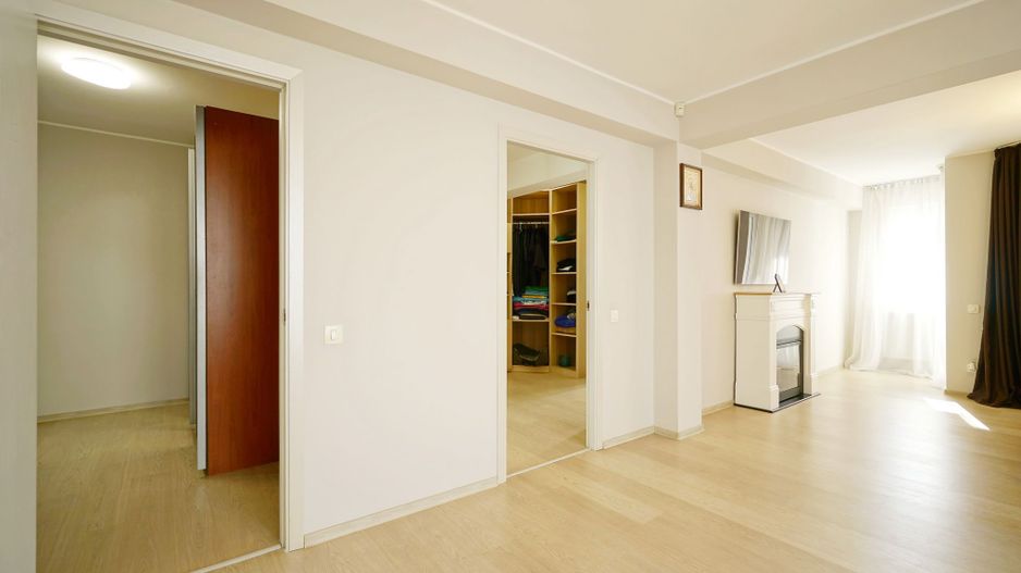 Brancoveanu  P+2, 8 cam, 6 dormitoare, 6 bai, 3 garaje teren 650 mp - Poză 43