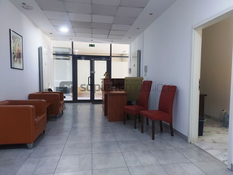 Spatiu comercial ultracentral ideal pentru birouri - Poză 17