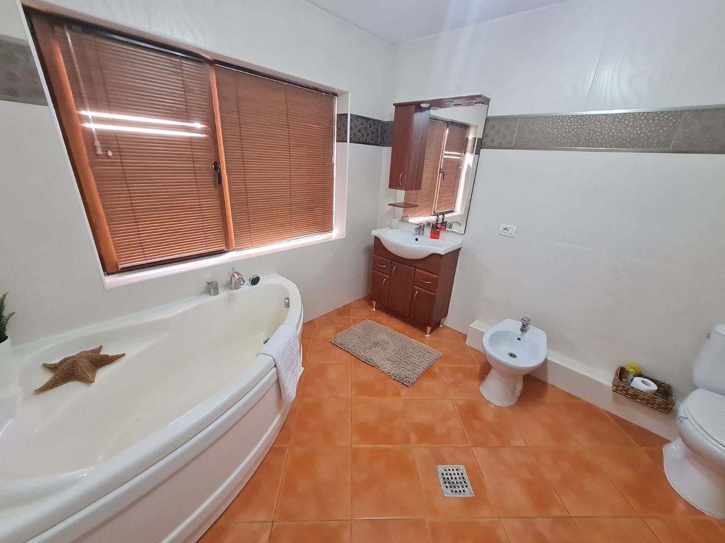 Vila spațioasă și recent renovată în Ghiroda! - Poză 16