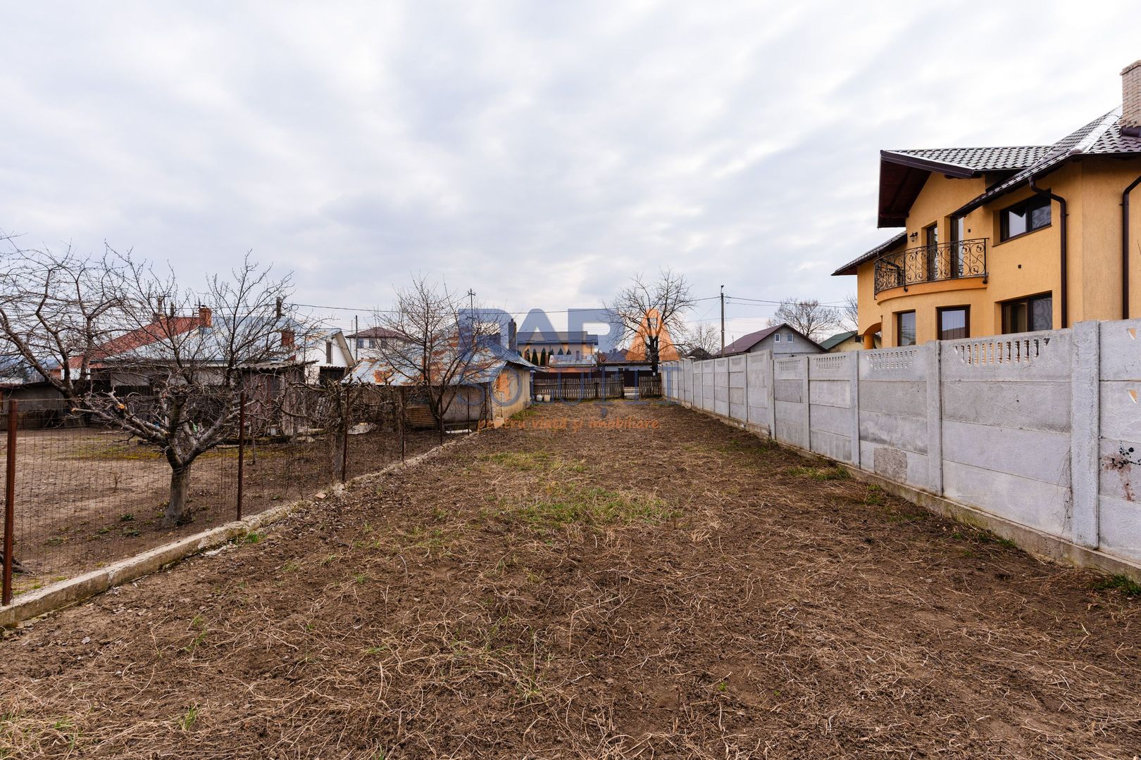 Grădină 300 mp - în oraș - Poză 5