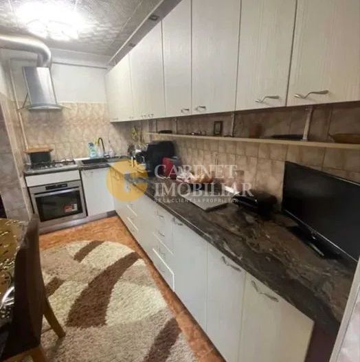 Cug - Selgros - 3 Camere Decomandat + Boxa .Bloc . 1992 - 72 Mp - Poză 2