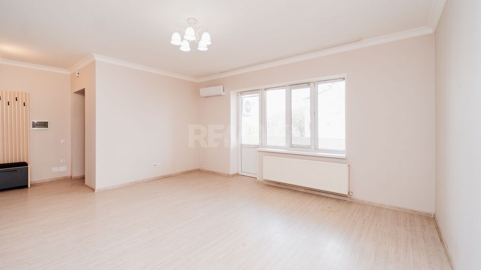 De vinzare Apartament 2 camere si balcon + living cu logie - Poză 3