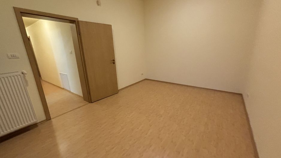 Vila spatioasa ideala pentru diferite activitati sau ptr.locuit -NEMOBILATA - Poză 9