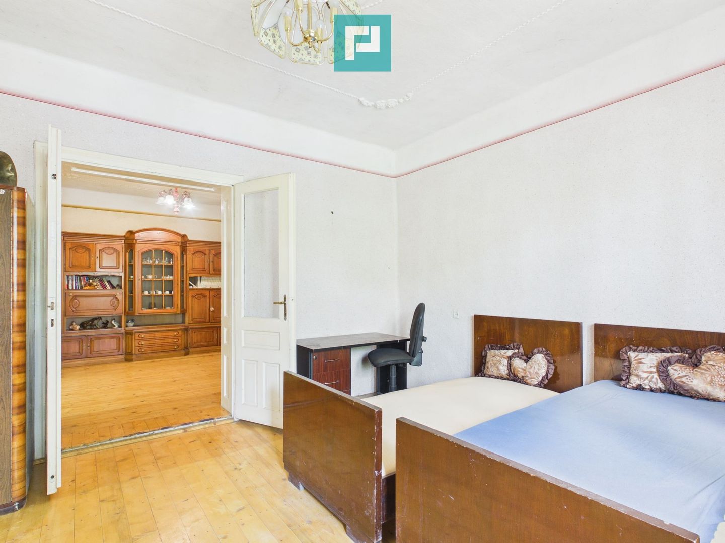 Casă cu 4 camere și teren de 4227mp în Curtici - Poză 9