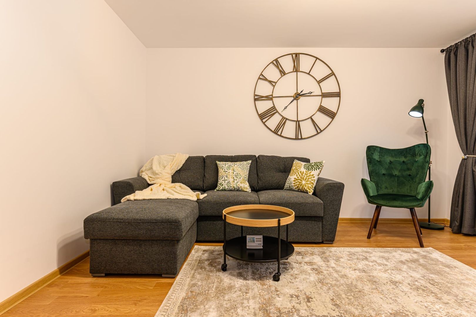 Cartier URBAN, lângă Mall Coresi, apartament 2 camere, mobilat, 550 euro - Poză 2