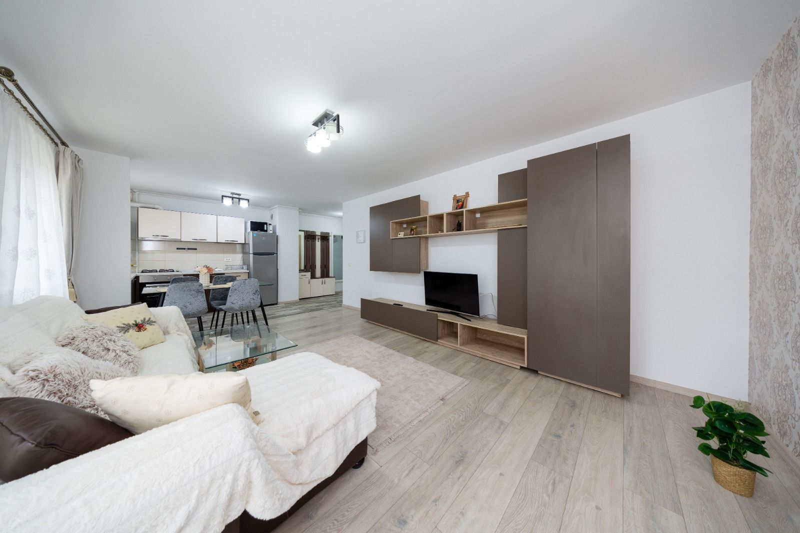 Apartament cu doua camere modern ,cu boxa in Top City - Poză 2