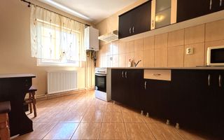 Apartament cu 3 camere, 2 băi și loc de parcare în curte – Turnișor - Poză 1