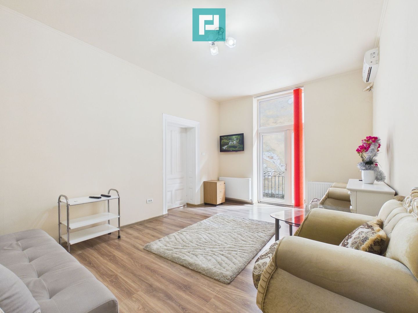 Apartament ultracentral, renovat, cu garaj - Poză 2