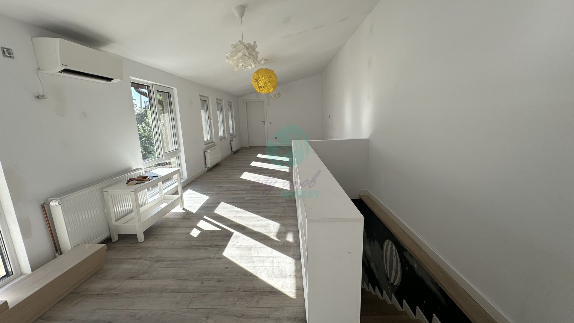 Casa cu o CURTE LIBERA genroasa - Poză 6