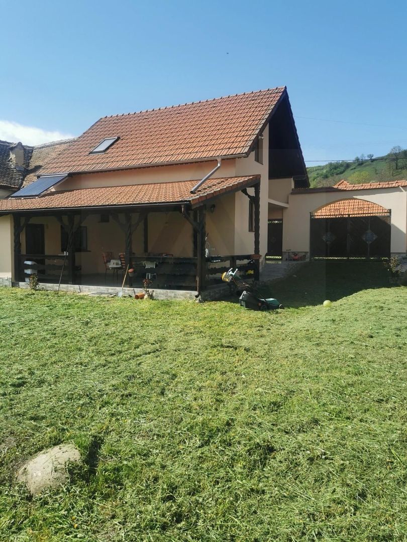 Casa individuala cu garaj 60 mp si teren+gradina 2650 mp in Porumbacu - Poză 6