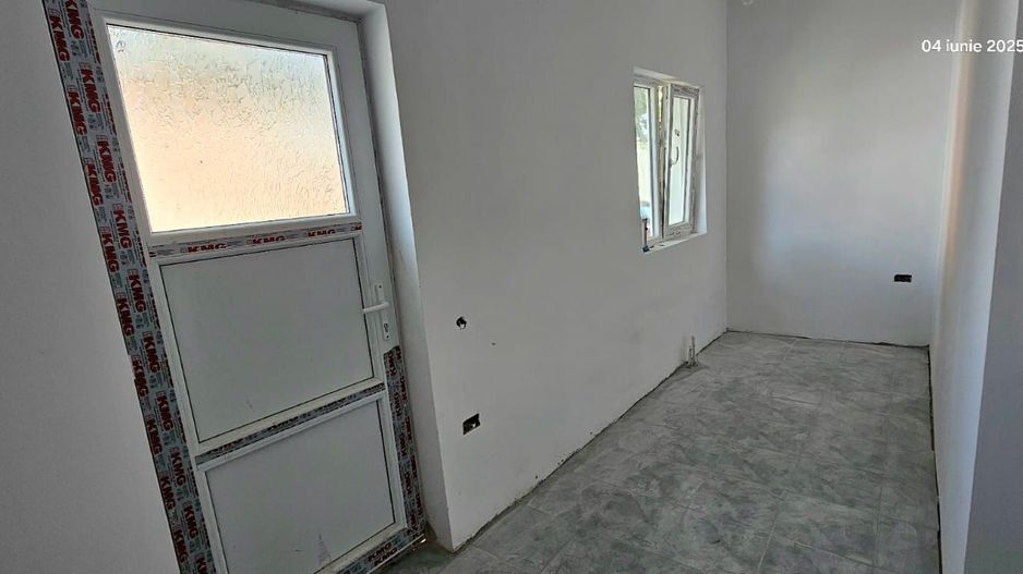 Vând apartament cu o camera, la  casa + baie proprie - zona centrala - Poză 3