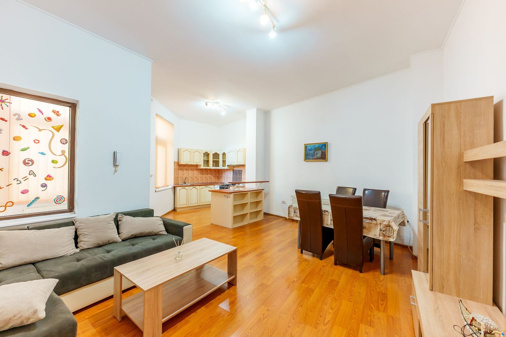 Apartament spațios, cu potențial multiplu, central - Poză 2