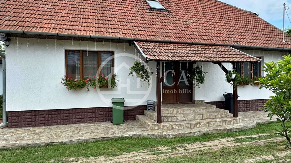 Casă de vânzare cu 4 camere si teren de 1000 mp in Salard, Bihor - Poză 1