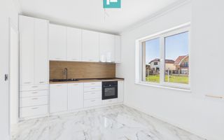 Casă / Vilă cu 4 camere de vânzare în Sanmartin - Poză 4