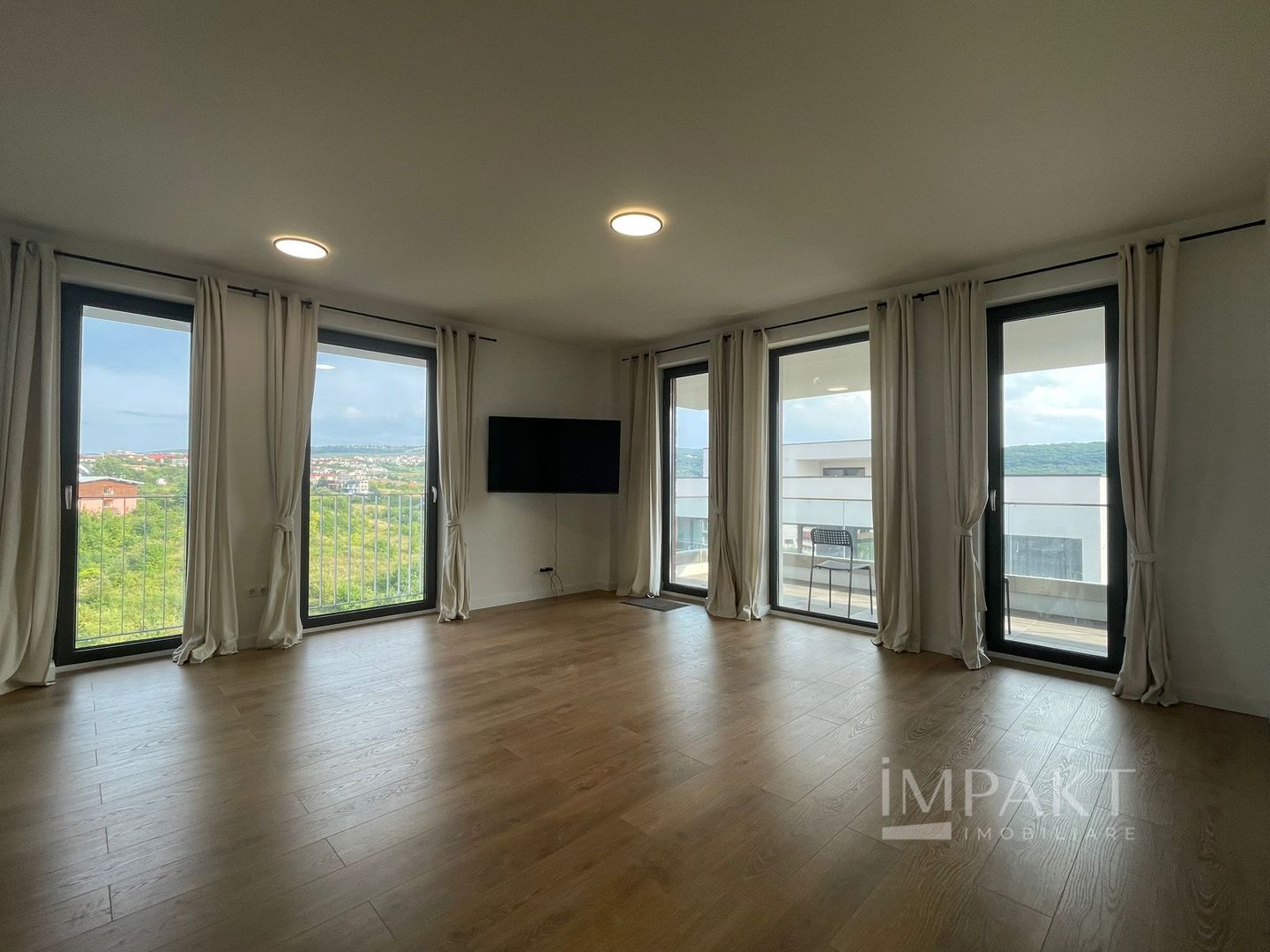 Apartament 2 Camere Nemobilat, Ideal pentru Birouri - Poză 1