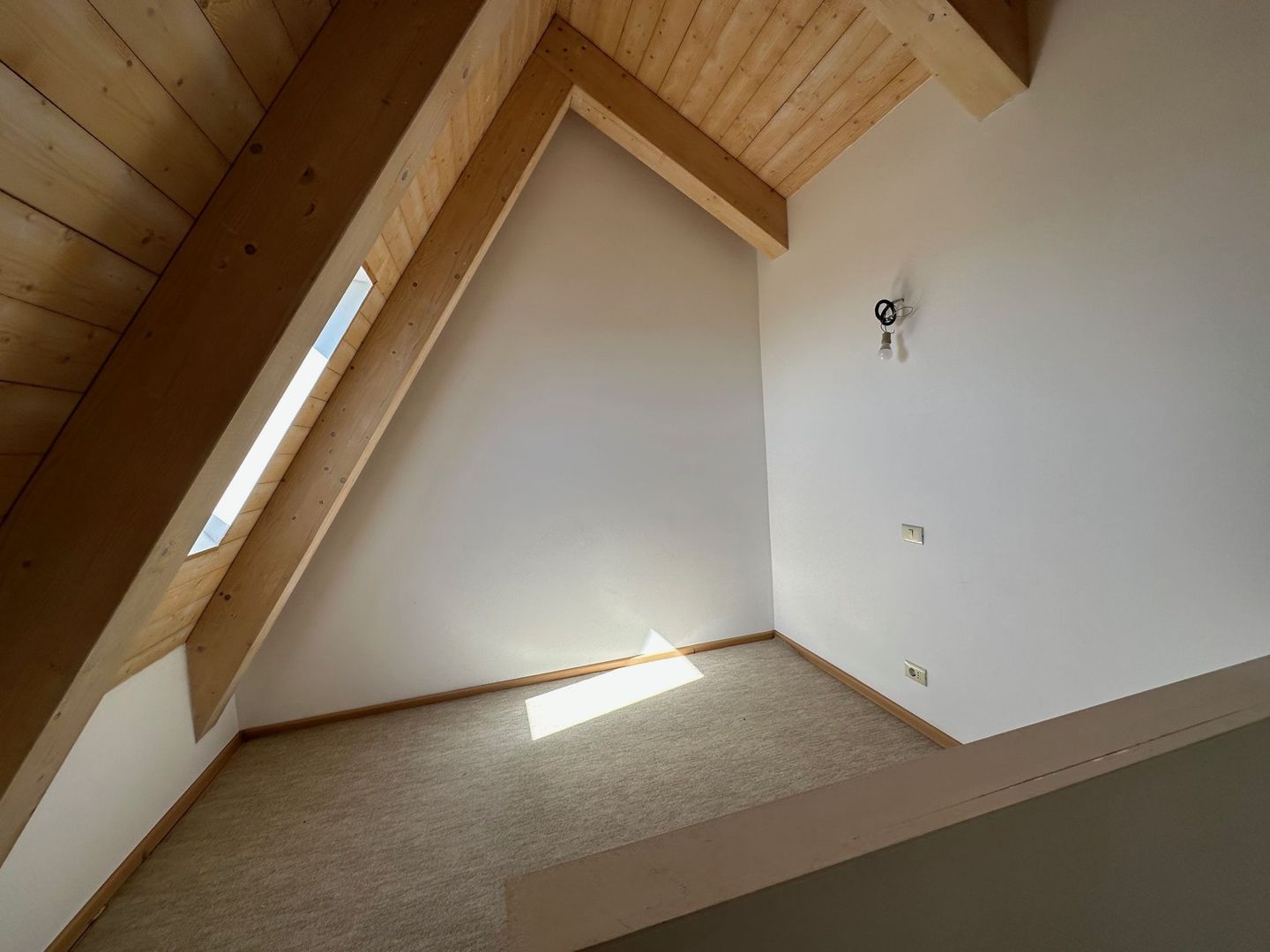 CASA SPATIOASA  CU GARAJ SI TEREN DE 600 MP - Poză 18