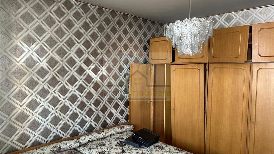 Apartament 3 camere  decomandat etajul 3 din 4 bloc anvelopat - Poză 3