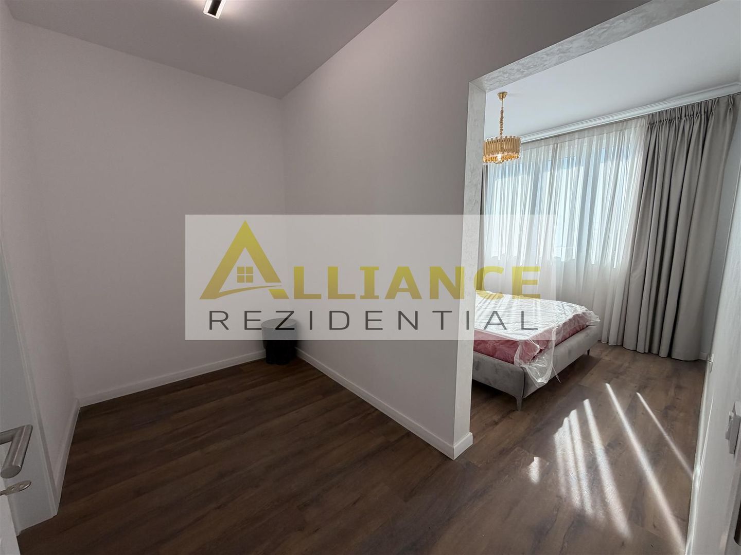 Vila moderna cu arhitectura deosebita gata sa devina acasa - Poză 16