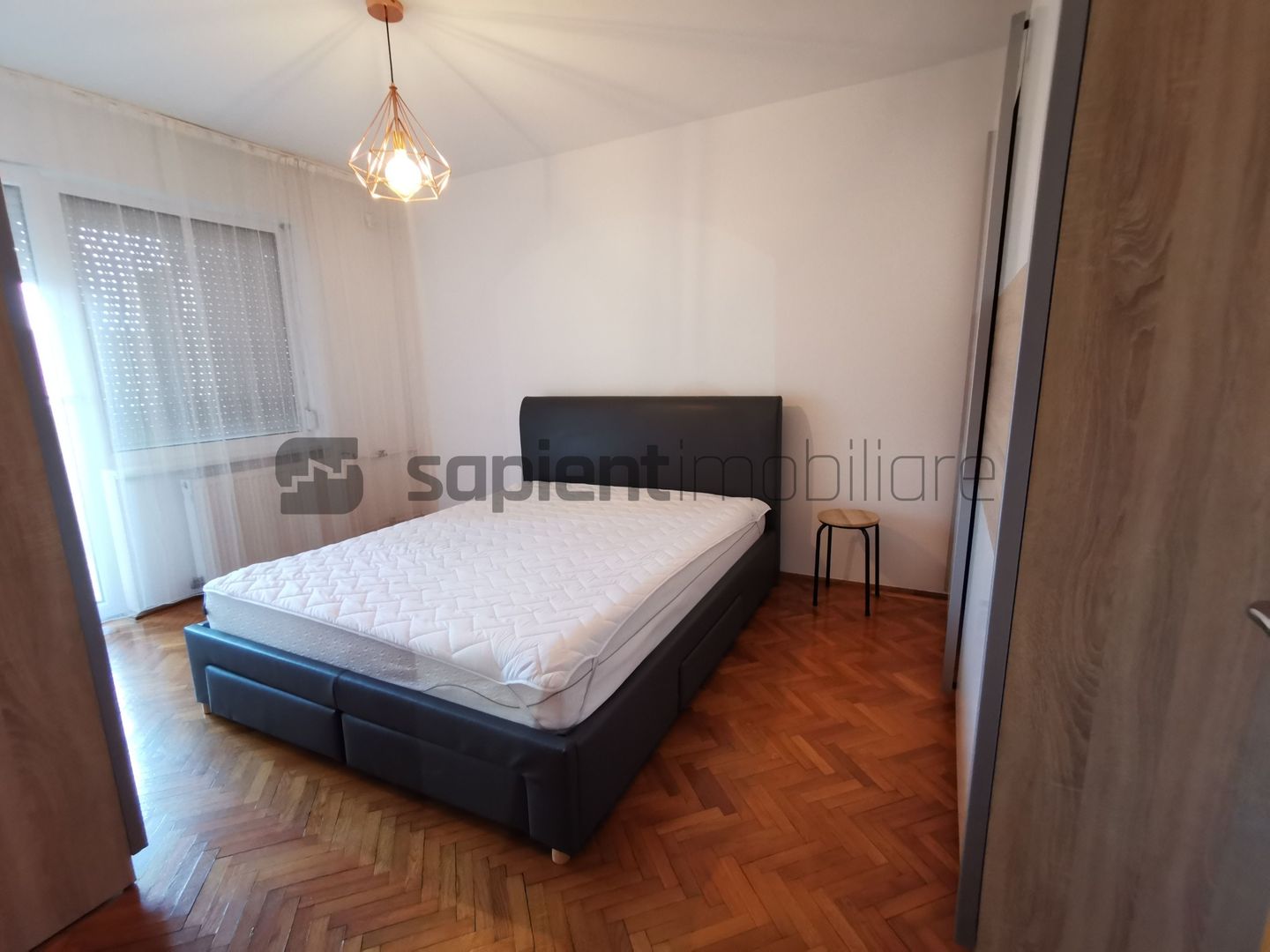 De închiriat apartament cu 4 camere, Bd. Decebal - Poză 3