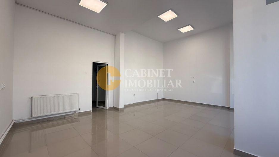 Spatiu Comercial Vitrat- 60mp - Front Stradal - Podu Ros - Poză 3