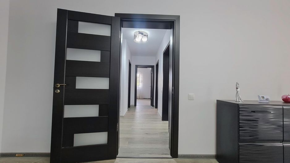 Apartament nou, mobilat și utilat - 3 camere, 2 bai și curte - Poză 20