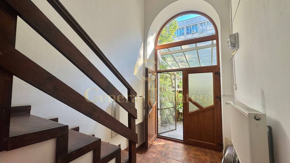 Spre Vânzare Proprietate remarcabilă cu 6 camere în inima Iașului ! - Poză 12