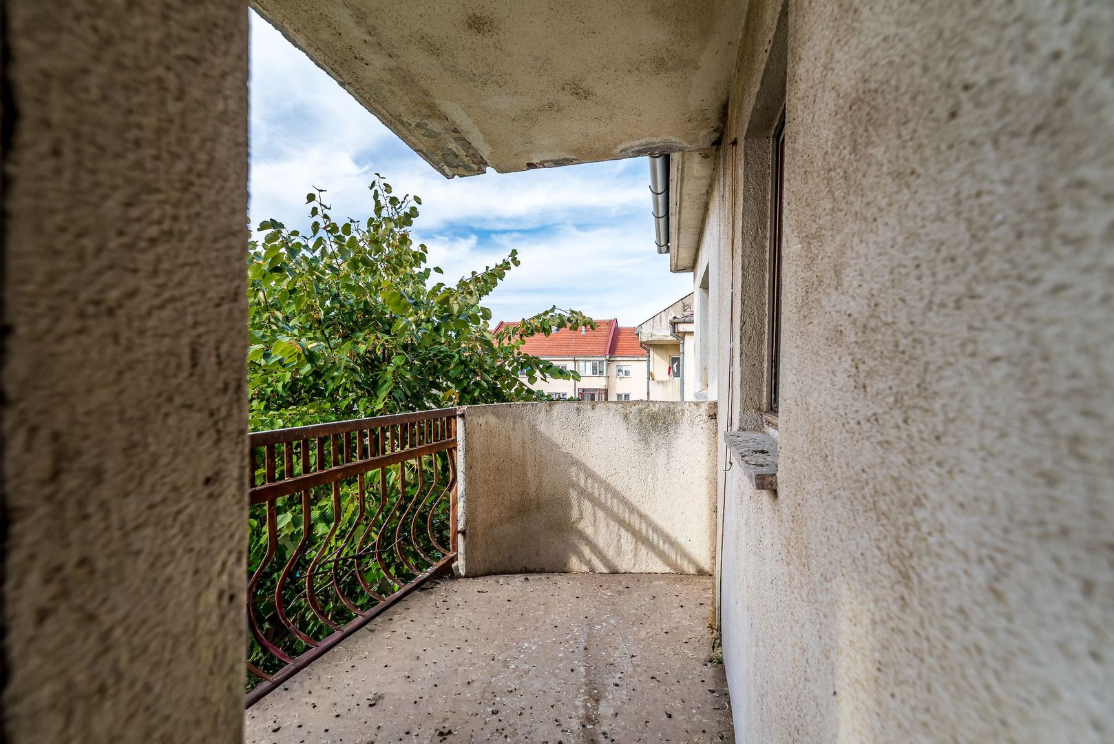 Apartament decomandat, 2 camere, Alfa, la 2 pași de stația de tramvai - Poză 3