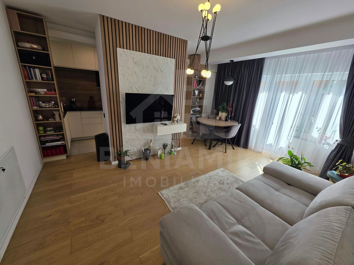 Apartament Superb 3 Camere- Ultracentral- Curte Privată 27mp-Parcare - Poză 2
