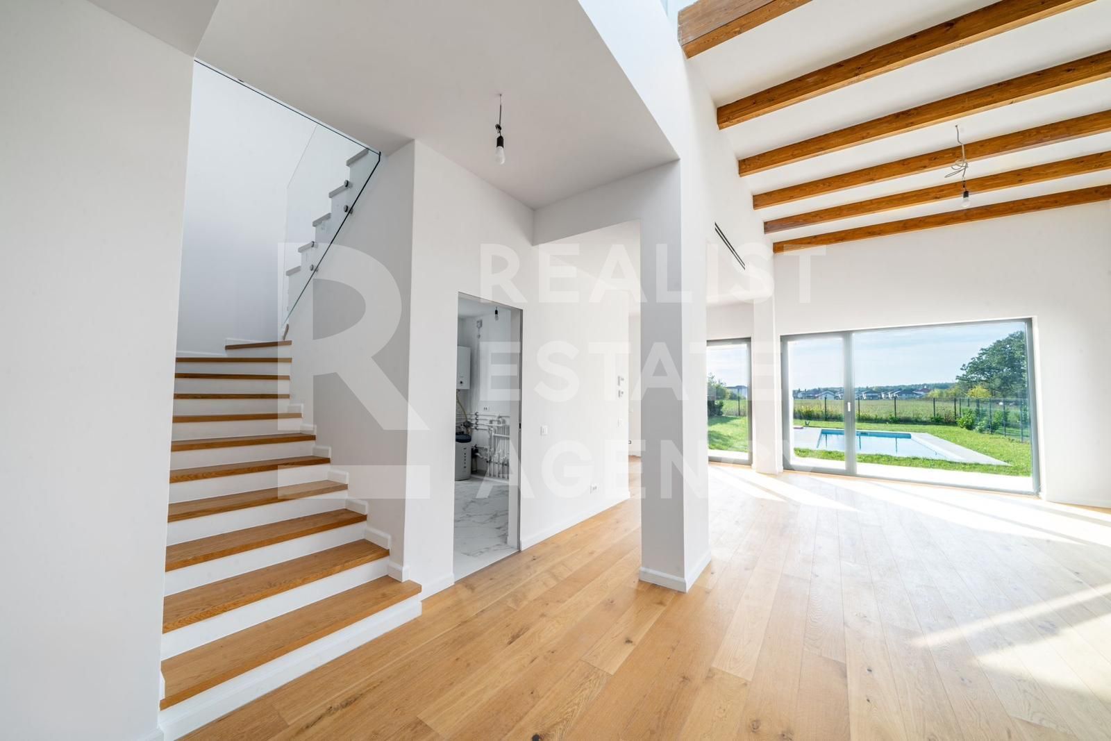 Vilă cu vedere spre pădure și cu piscina încălzită - Poză 5