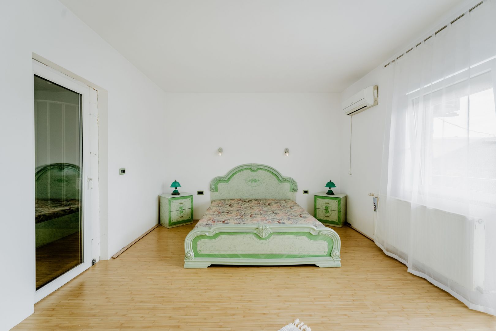 Vilă P+E+M în Bujac - Poză 9