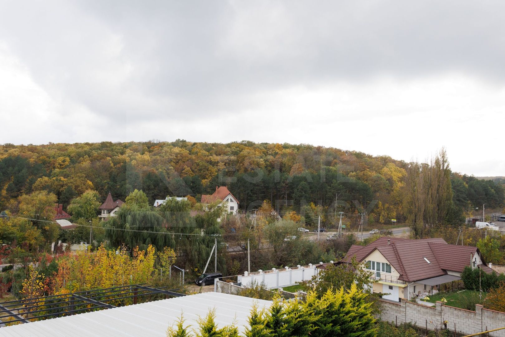 CASĂ DE VÂNZARE ÎN DUMBRAVA SUPRAFAȚA DE 300 MP + TEREN 3.5 ARI - Poză 25