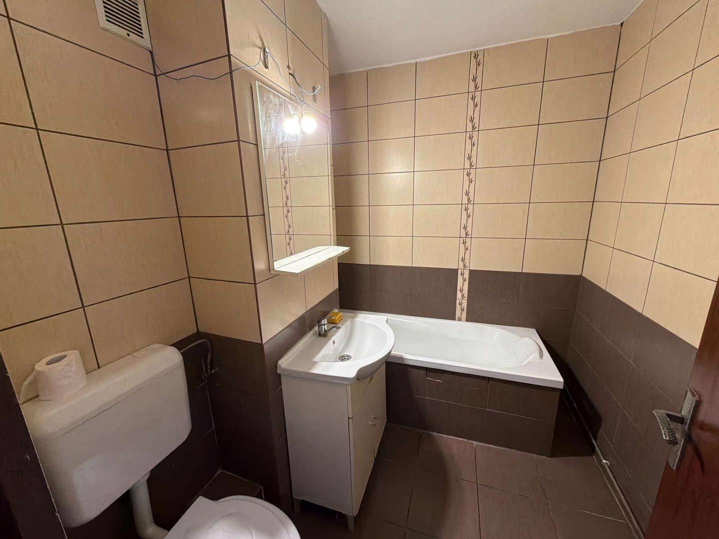 Apartament cu 3 camere decomandat 72 M² cu balcon și pivniță - Poză 18