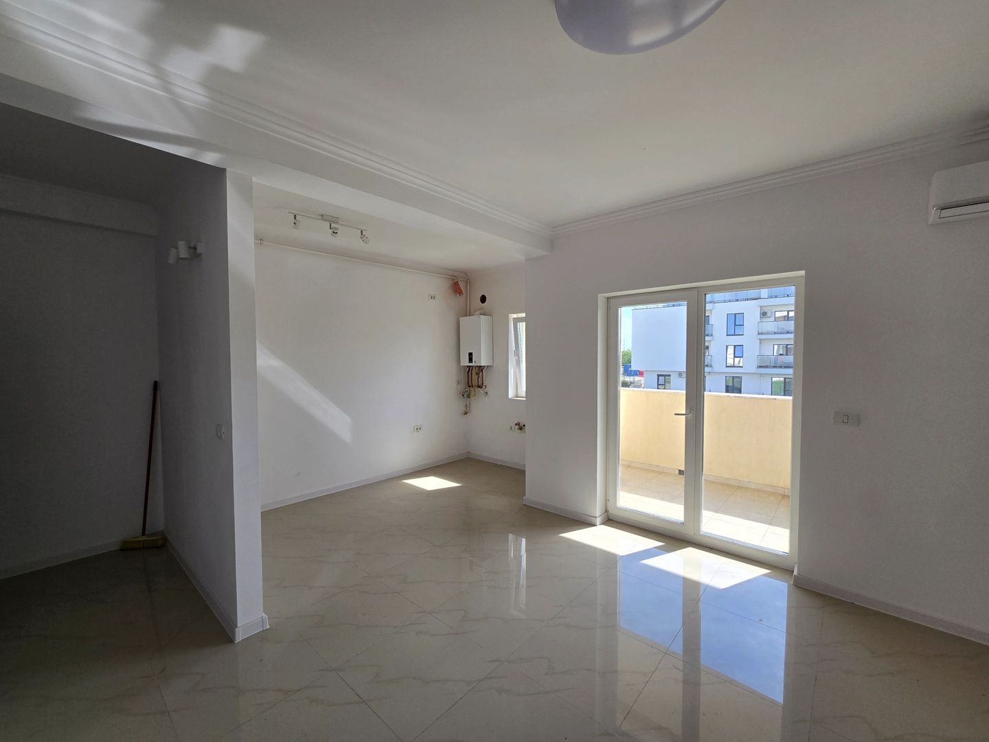 Apartament 3 camere, Zona Torontalui, Nemobilat, Bloc Nou, Loc de parcare inclus - Poză 2