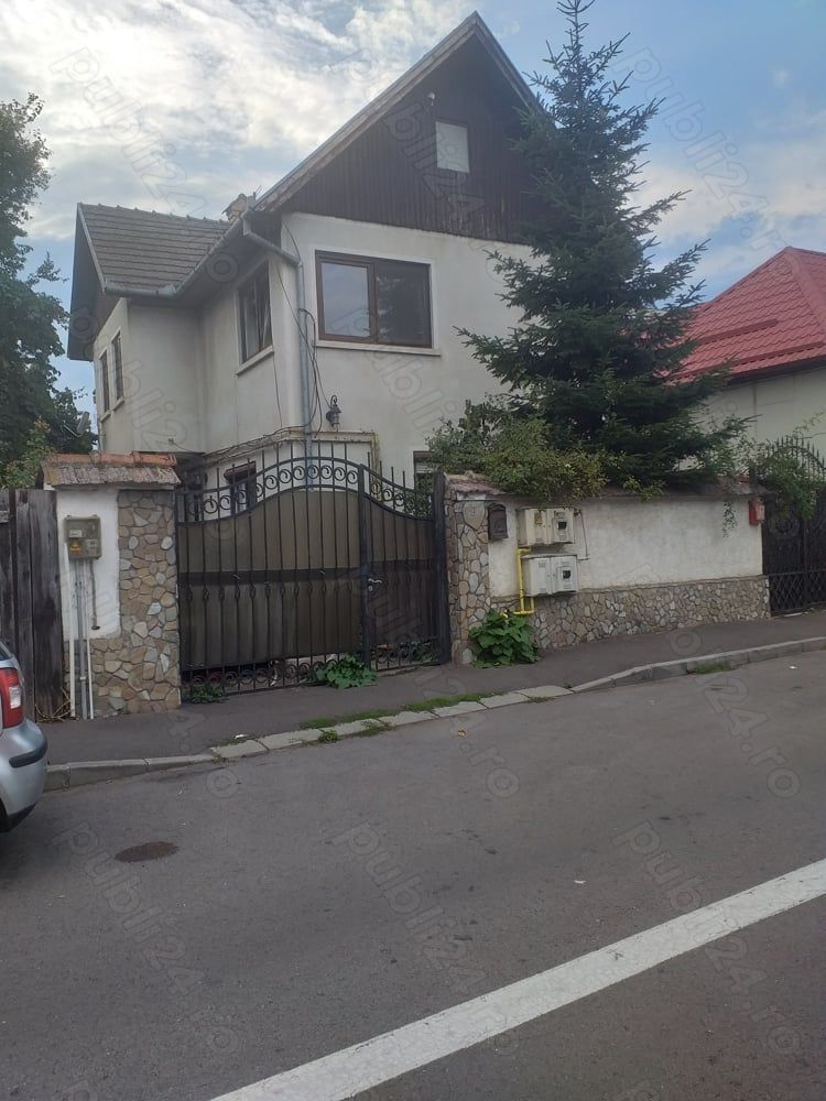 Casa cu etaj 5 camere,2 bai toate dependințele,de vânzare în  Brașov zonă ultracentrala singur curte - Poză 1