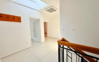 Imobil de închiriat cu locuri de parcare, curte si anexe - Poză 15
