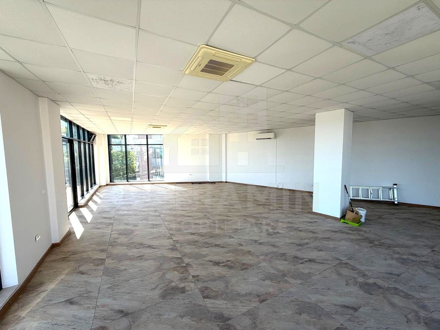 Spatiu comercial pe Bulevardul Decebal - Rovine - Helmat 100mp - Poză 3