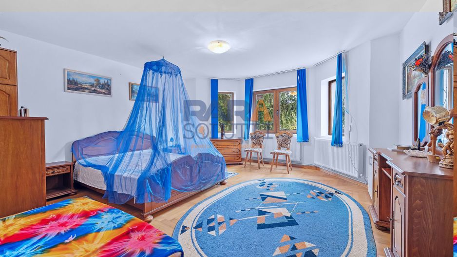 Vilă cu 6 dormitoare, 2 garaje, anexe multiple - 2076 mp teren - Poză 3