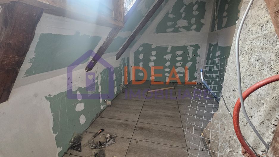 Casă veche, solidă, cu 4 camere, pivniță boltită și 4 băi – zonă centrală - Poză 5