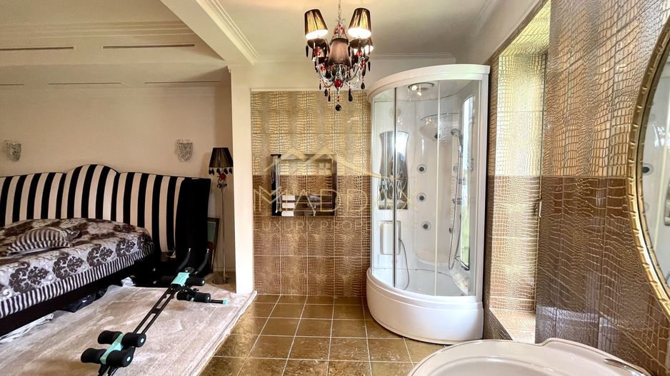 Impressive Villa *1500 SQM usable* 2613 SQM land / Open to the lake - Poză 55