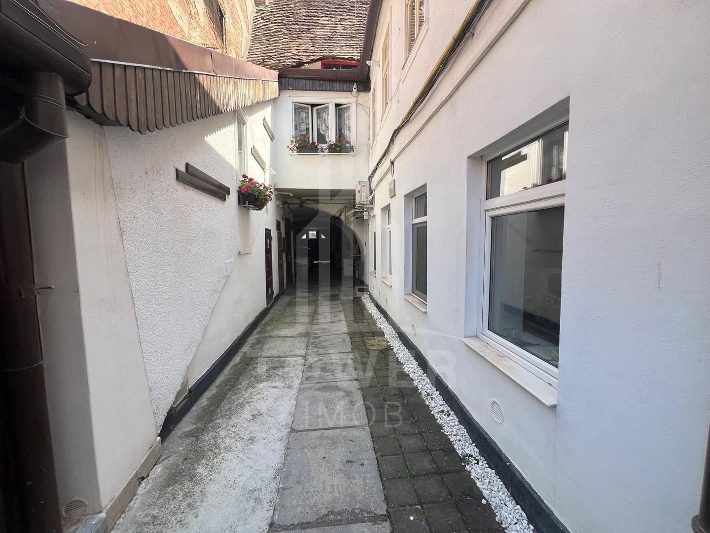 Garsonieră de închiriat – la 2 minute de centru cu curte - Poză 7