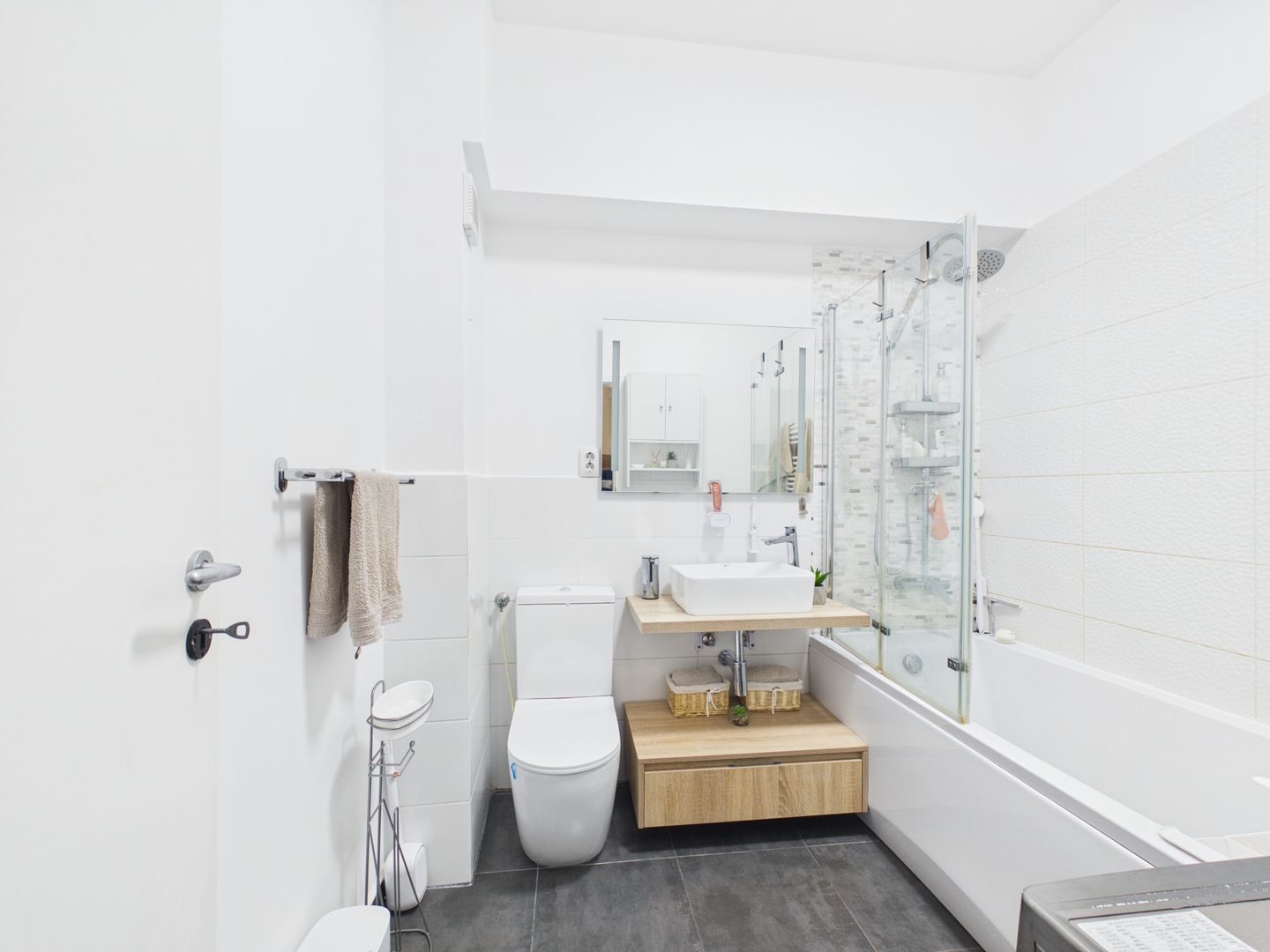 Apartament cu 3 camere de vanzare, centrala proprie - Mihai Bravu - Poză 13