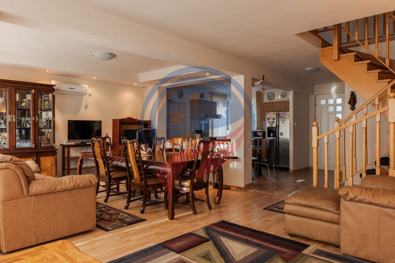 Vila superba cu cinci camere zona centrala - Poză 13