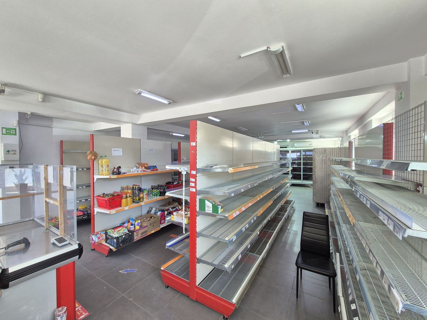 Spatiu comercial 109,54 + 2 locuri de parcare - Varteju - Poză 7