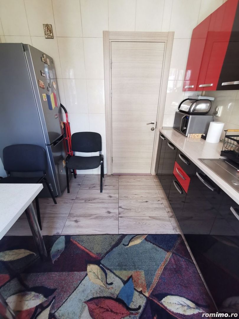 Proprietar , vand apartament , 4 camere cu centrala termica , boxa si loc parcare adp - Poză 1