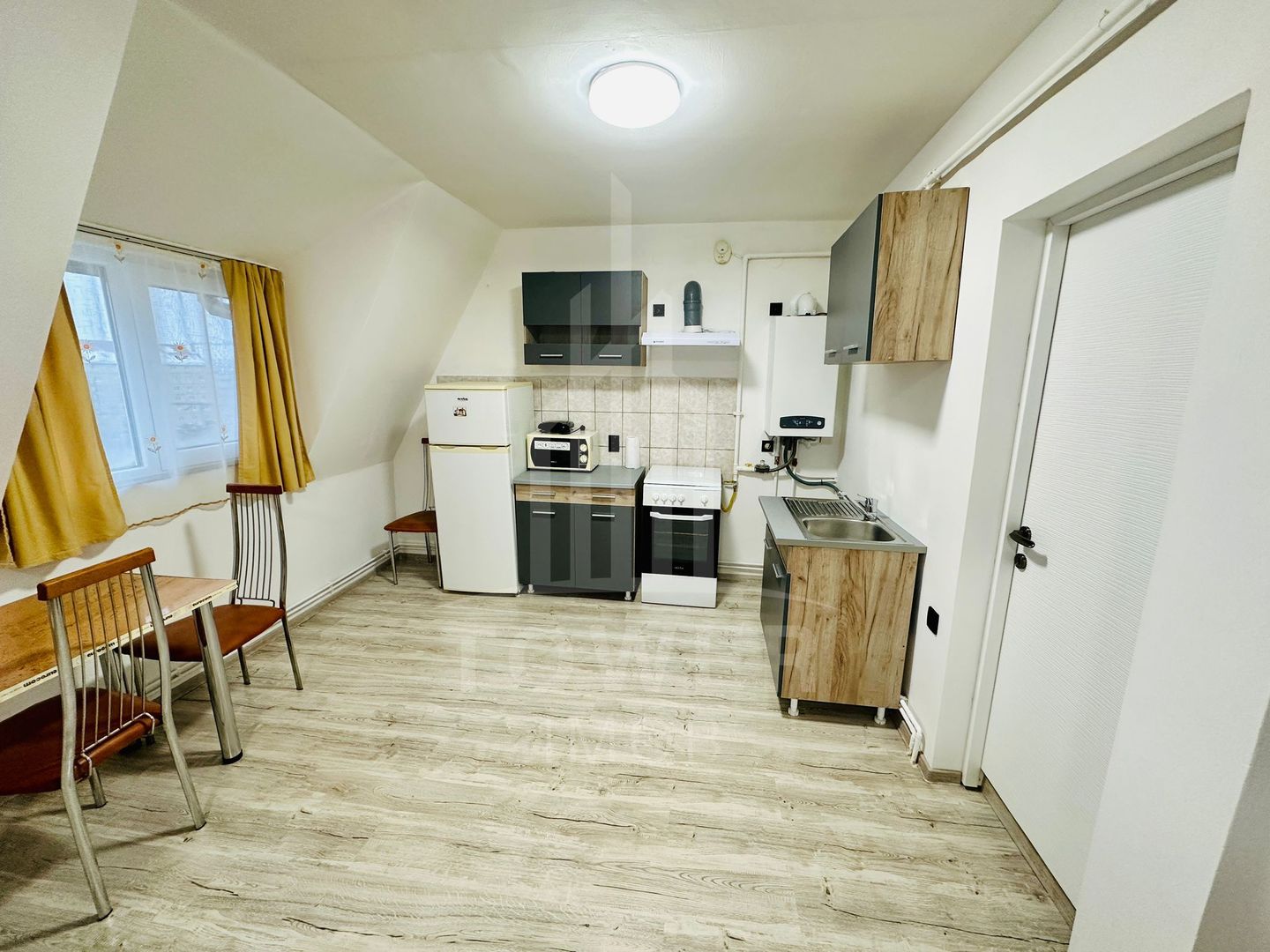 Mansarda recent renovată-Vasile Aaron - Poză 3