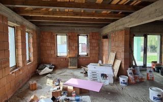 Casa la rosu cu toate utilitatile - Poză 4