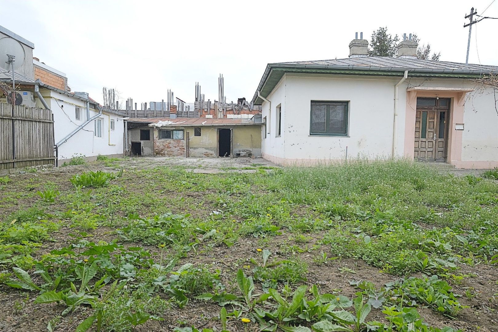 RAHOVA-Str. Muntii Carpati, cu pozitie de colt, casa si teren 580 mp. - Poză 4